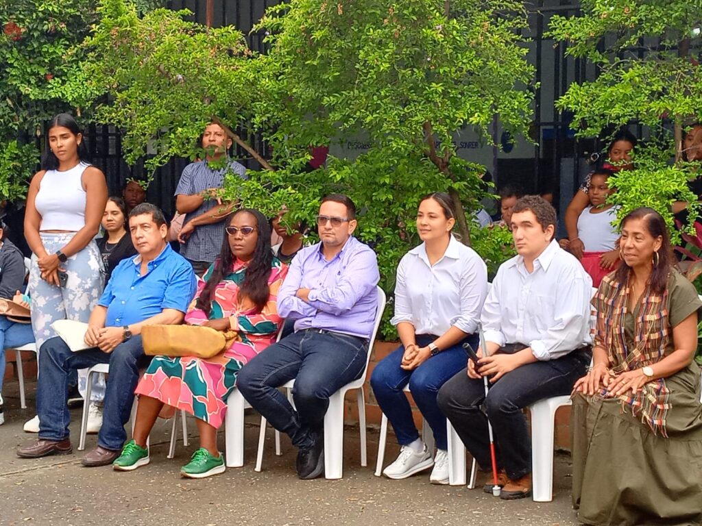 Fotografía del evento en la cual aparecen de derecha a izquierda: Rectora de la institución educativa, Santiago Luna (coordinador de proyectos), Paola Castillo (alcaldesa del municipio de Jamundí) y Secretario de educación del municipio.