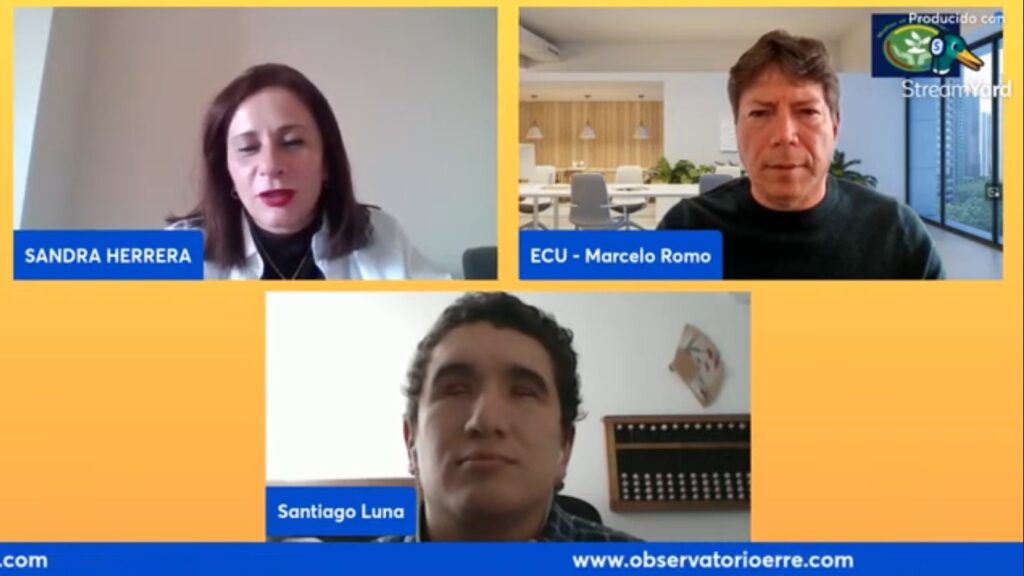 Encuentro virtual de conductores del canal canal del Observatorio, se pueden ver tres pantallas, una donde aparece Sandra Herrera, en otra Marcelo Romo y en la última esta Santiago Luna, nuestro Coordinador de proyectos