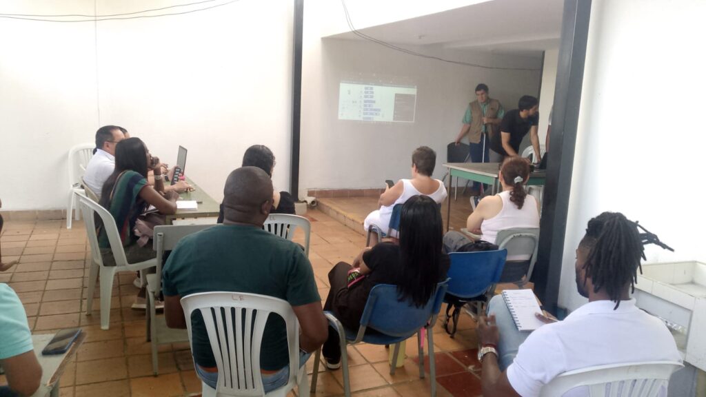 Grupo de docentes participando de capacitación