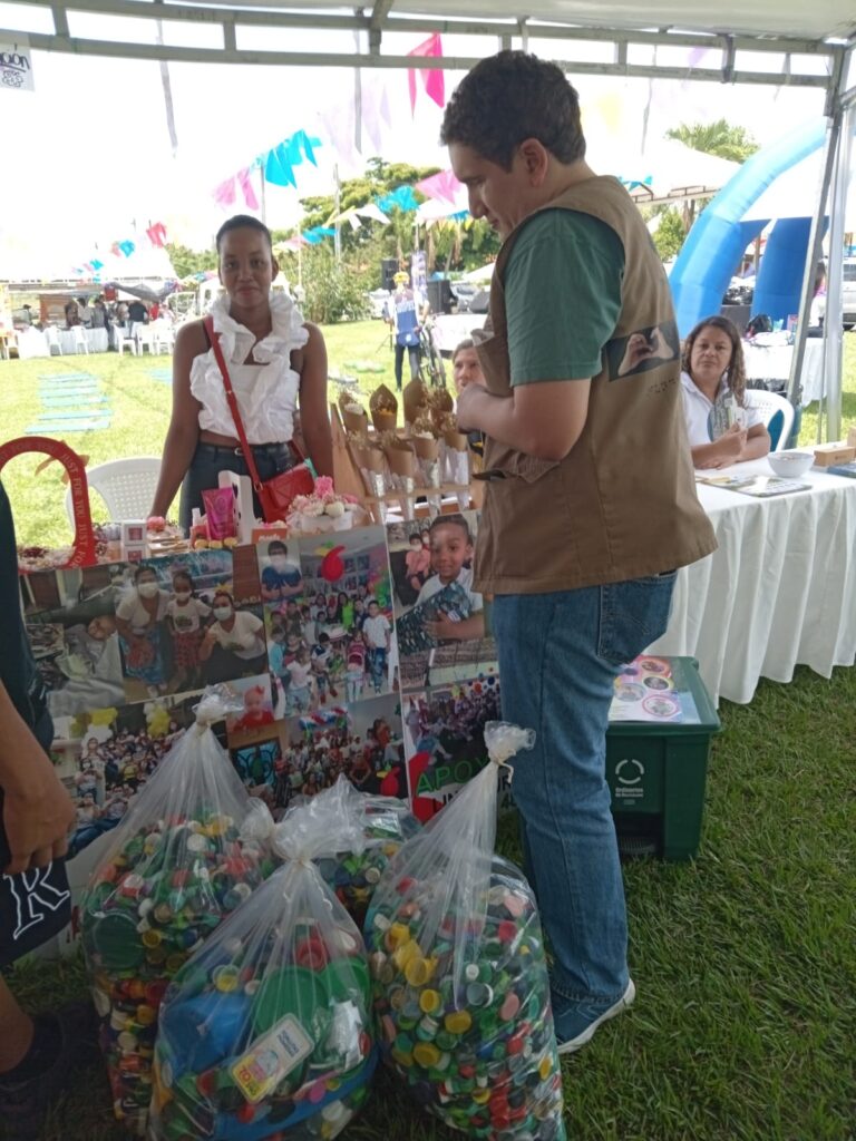 Entrega de tapas para la Fundación Nuevoamanacer